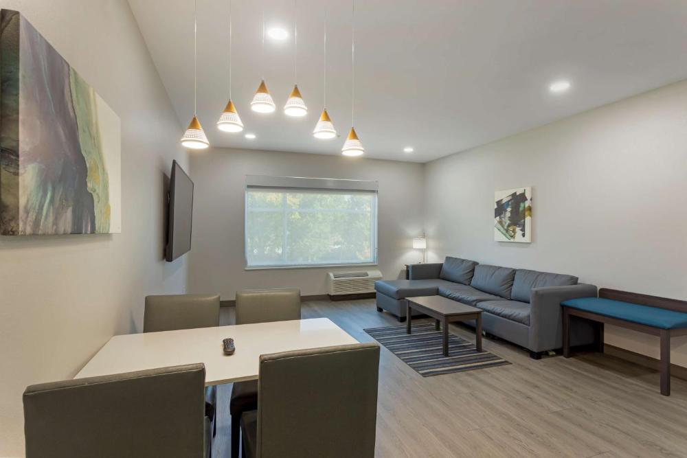 One-Bedroom Queen Apartment with Larger Room - Non-Smoking  interior